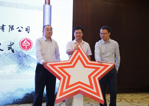 方正電子總裁楊斌（中）、華為中國(guó)區(qū)企業(yè)BG廣電媒資業(yè)務(wù)部副部長(zhǎng)張宏中（右一）、方正電子數(shù)字出版與教育業(yè)務(wù)部總經(jīng)理劉長(zhǎng)明（左一）共同發(fā)布融合云出版解決方案.jpg